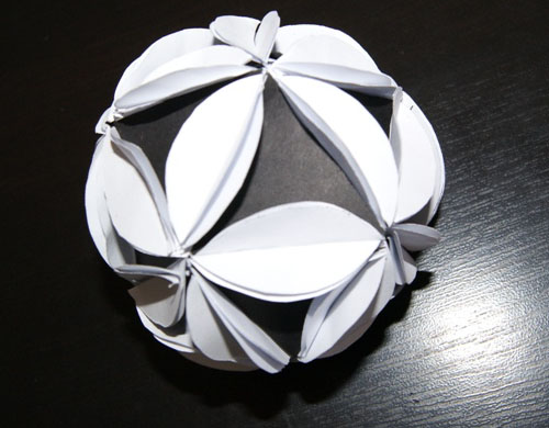 纸色恋曲的黑白配折纸作品欣赏-纸艺花球系列
