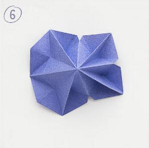 现在看到的折纸模型结构就是折纸圣诞树的基本折纸模型