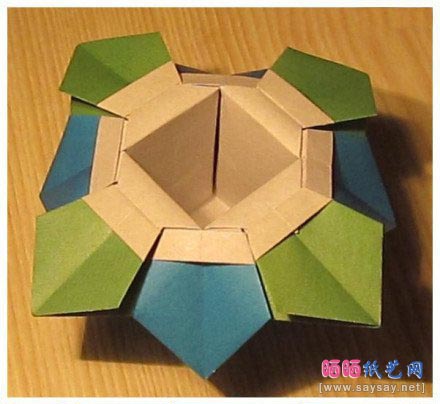 带花瓣立体小盒子效果图