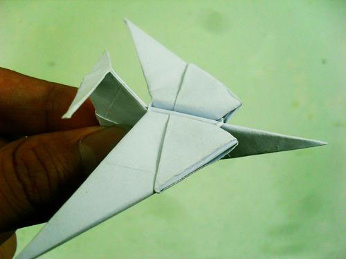有客机形象的飞机的折纸效果图