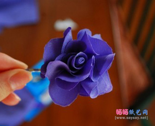 卷心花朵布艺发夹制作成品图