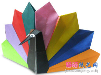 简单三角插孔雀开屏手工折纸成品图