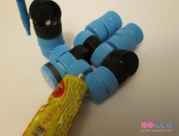 塑料瓶盖DIY机械战警机器人玩具制作教程图片步骤21