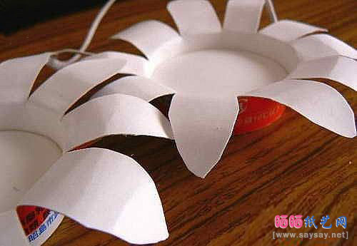 酸奶盒或一次性纸杯制作向日葵装饰花的方法图片步骤8