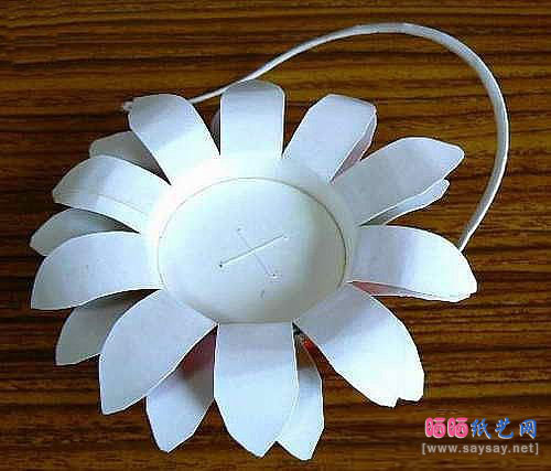 酸奶盒或一次性纸杯制作向日葵装饰花的方法图片步骤9