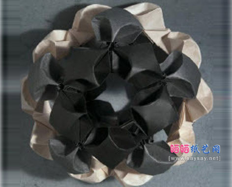 精美复杂双色花球组合折纸成品图