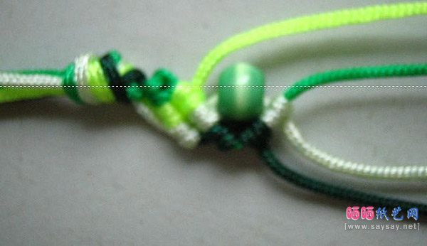 清新的中国结手链串珠编织教程图片步骤3