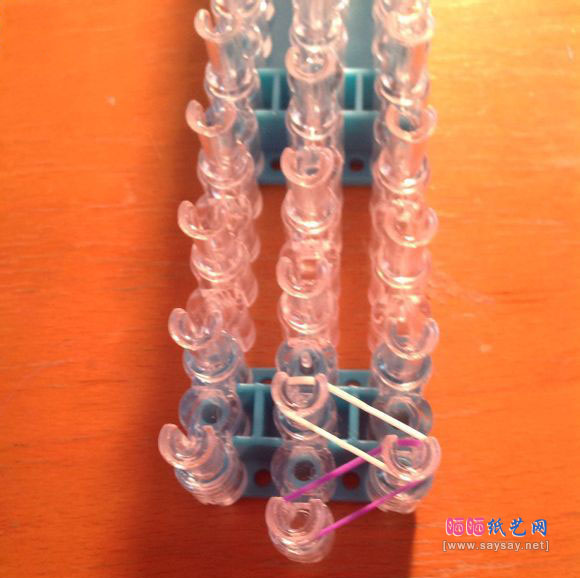 小小橡皮筋编织漂亮七彩手链的教程详细步骤6