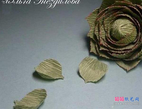 皱纹纸折华丽逼真玫瑰花的制作步骤图片5