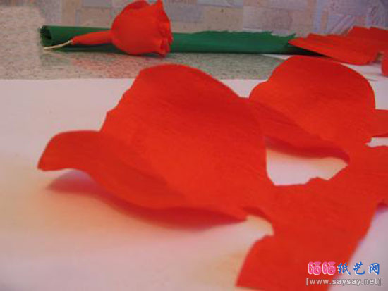 皱纹纸手工制作带叶玫瑰花的做法教程图片步骤8