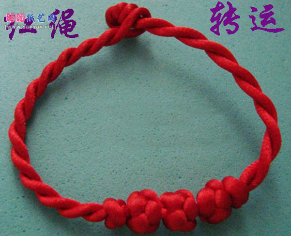 两股红绳手链手工编织成品图