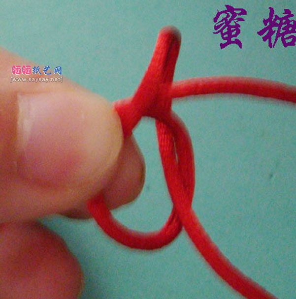 两股红绳手链手工编织方法图片步骤4