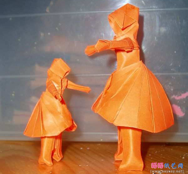 穿连衣裙的女孩手工折纸教程成品图