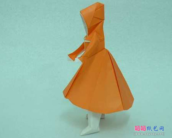 穿连衣裙的女孩手工折纸教程成品图3