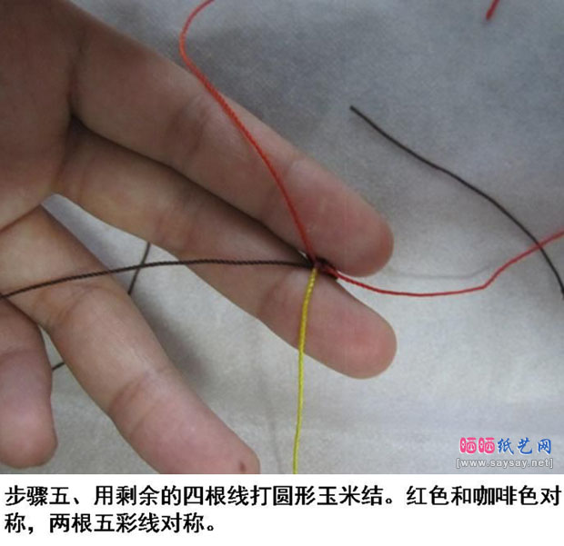 多彩玉米结手绳编织教程 本命年红绳手链的做法图片步骤5