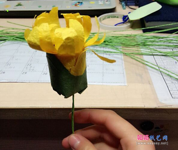 教你如何用手揉纸制作菊花的方法教程图片步骤7