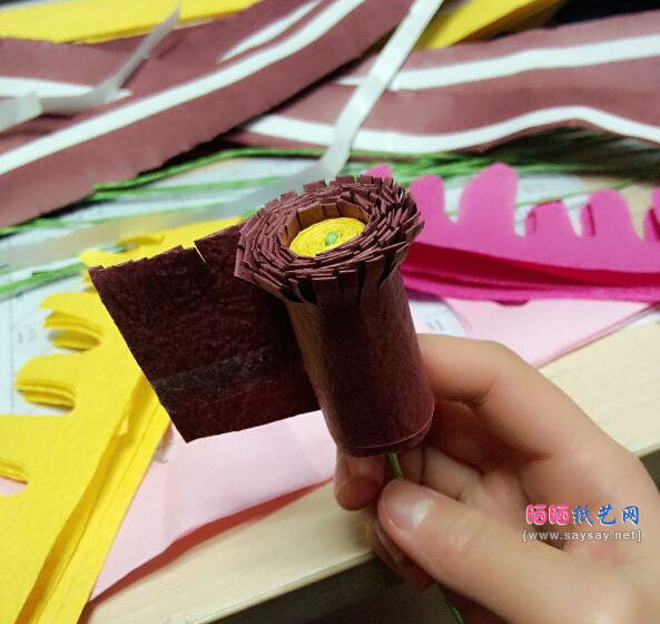 教你如何用手揉纸制作菊花的方法教程图片步骤5