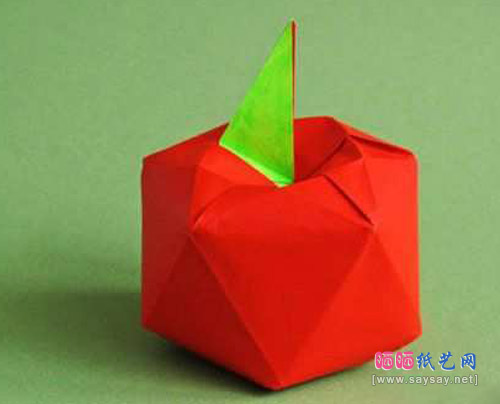 双色纸DIY立体苹果的手工折纸成品图