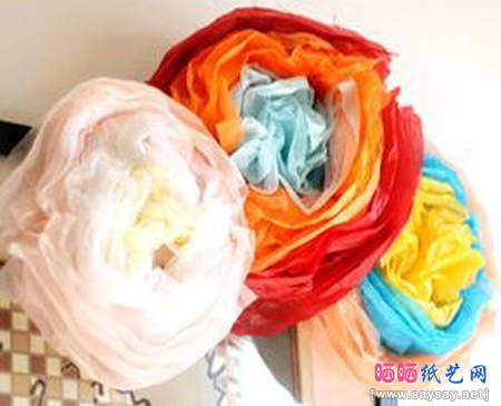 彩色塑料袋变废为宝手工制作绚丽装饰花朵