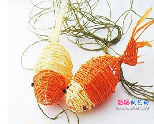 彩色麻绳DIY可爱小鱼的手工编织方法