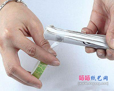旧报纸变废为宝旧报纸制作实用杂物筐图片步骤2