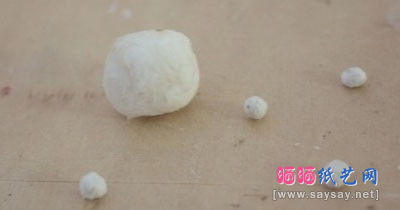 报纸小熊玩具的眼睛鼻子制作
