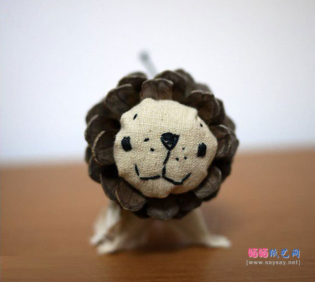松果变废为宝制作可爱小狮子玩偶