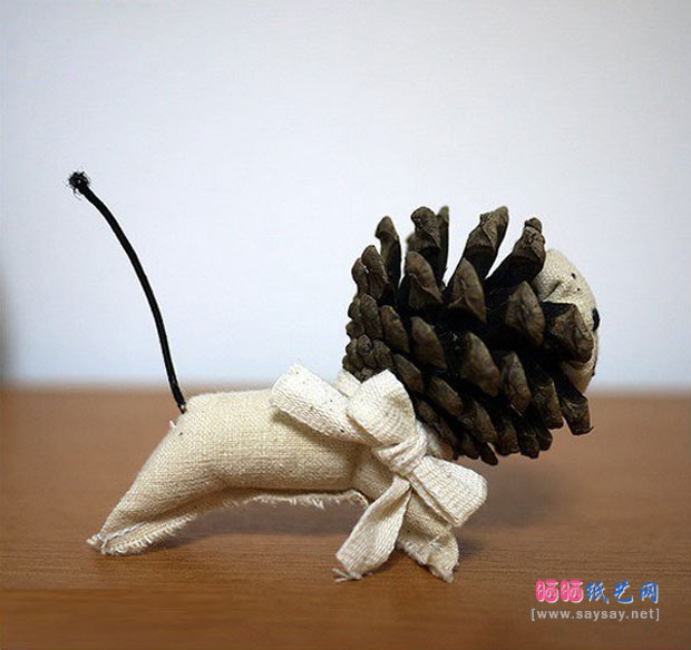 松果变废为宝制作可爱小狮子玩偶