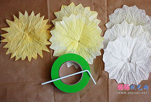 蛋糕或蛋挞纸托变废为宝制作逼真的纸艺牡丹花的方法教程