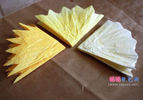 蛋糕或蛋挞纸托变废为宝制作逼真的纸艺牡丹花的方法教程