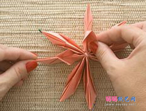 实拍带荷叶的睡莲花的折纸方法 纸艺制作教程大全