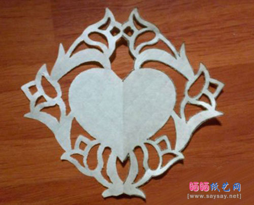 花纹爱心手工剪纸图解教程完成效果图