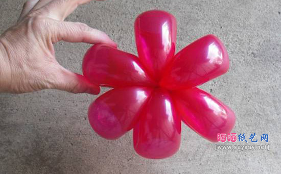气球造型教程:超简单的六瓣花朵帽子手工制作图解教程步骤：8，6个花瓣做好了，你只要在做一个花茎装上去，一枝花就完成。