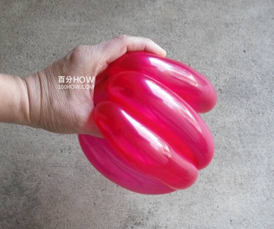 气球造型教程:超简单的六瓣花朵帽子手工制作图解教程步骤：5，三个环整理成并排，两个扭转点都朝上（手抓住的地方）。