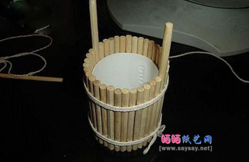 一次性筷子变废为宝手工制作小水桶的方法--绑筷子