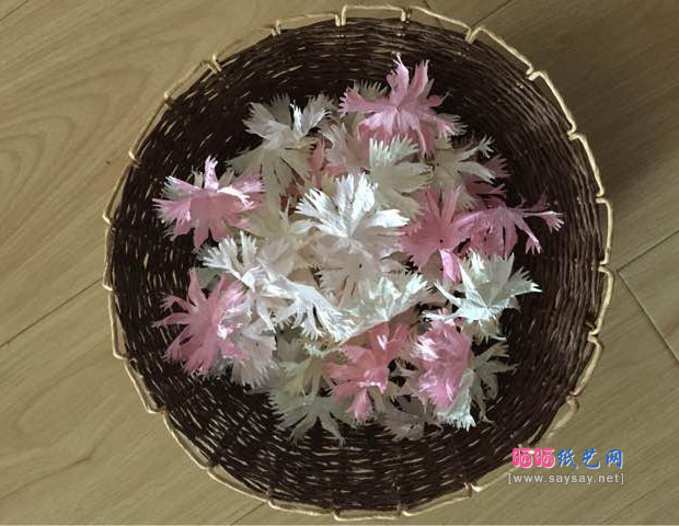 母亲节礼物纸艺花制作康乃馨折纸方法教程 第8步