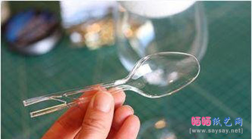 一次性塑料勺子废物利用手工制作球形装饰挂件