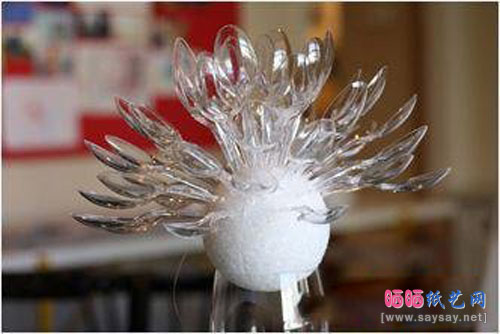 一次性塑料勺子废物利用手工制作球形装饰挂件