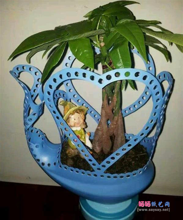 洗衣液瓶子废物利用制作高大上花盆的方法教程