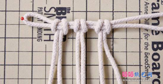 如何用绳子编织手工小篮子 绳储物篮制作详细图文教程的步骤：4，其他两条短绳也如法炮制，形成如图所示这样三个并排的绳结。