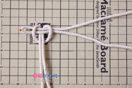如何用绳子编织手工小篮子 绳储物篮制作详细图文教程的步骤：3，短绳两端向上穿过主绳上方的绳环，然后拉紧成结。