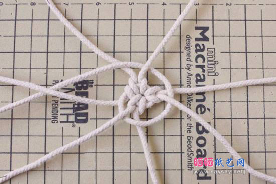 如何用绳子编织手工小篮子 绳储物篮制作详细图文教程的步骤：7，长绳按照逆时针方向绕着绳结开始编篮子