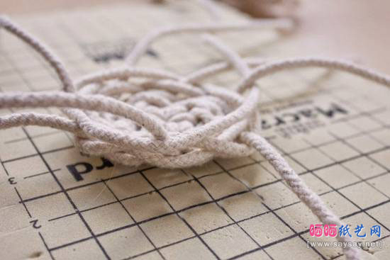 如何用绳子编织手工小篮子 绳储物篮制作详细图文教程的步骤：9，拔去固定的珠针。