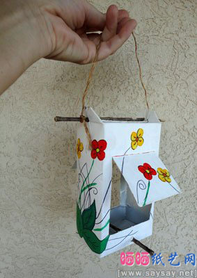 用牛奶盒制作简单的小鸟喂食器方法