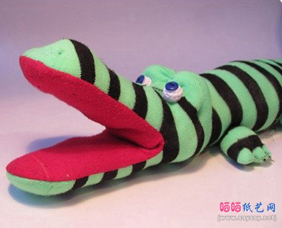 旧袜子手工制作可爱布艺鳄鱼袜子娃娃DIY图文教程完成效果图