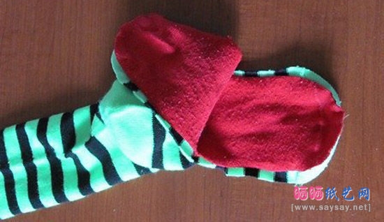 旧袜子手工制作可爱布艺鳄鱼袜子娃娃DIY图文教程图片步骤3