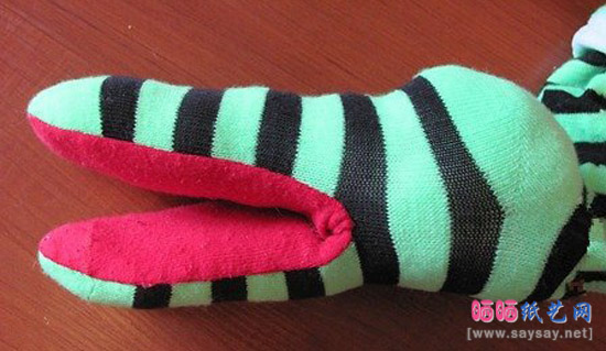 旧袜子手工制作可爱布艺鳄鱼袜子娃娃DIY图文教程图片步骤5
