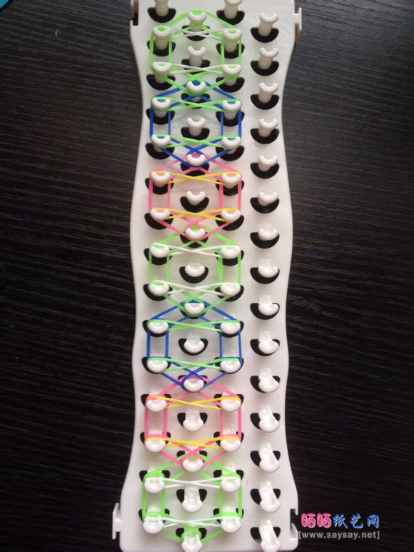 彩虹高弹橡皮筋手工编织手链DIY图片教程