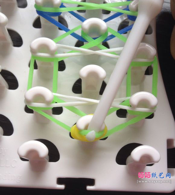 彩虹高弹橡皮筋手工编织手链DIY图片教程