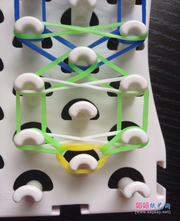 彩虹高弹橡皮筋手工编织手链DIY图片教程